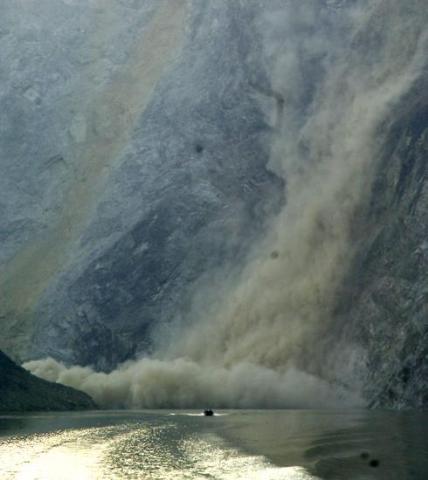 2008年5月19日，一辆运送物资的冲锋舟从映秀镇返回都江堰，在经过狗脚湾峡谷时，突然遭遇山体塌方，山上滚落的巨石在峡谷中溅起浓浓烟尘。冲锋舟正逃出生天。