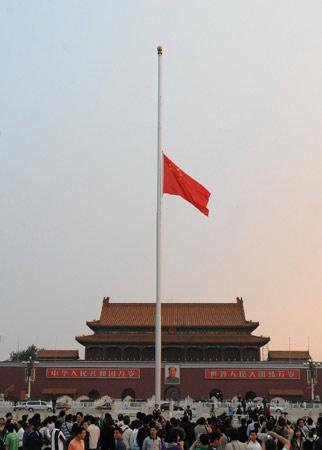 北京，2008年5月19日 天安门广场下半旗悼念遇难同胞 5月19日4时58分，北京天安门广场在正常的升旗仪式后下半旗，以表达全国各族人民对四川汶川大地震遇难同胞的深切哀悼